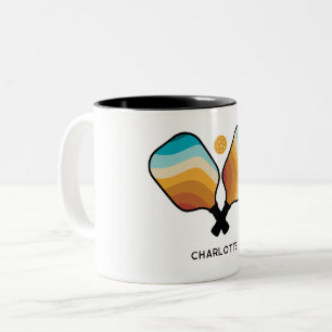 Taza Bicolor Retro Pickleball Paddle & Ball Nombre personalizad
