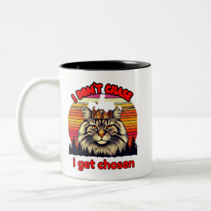 Taza Bicolor Retro sunset cat with crown: I don't chase, I'm ch