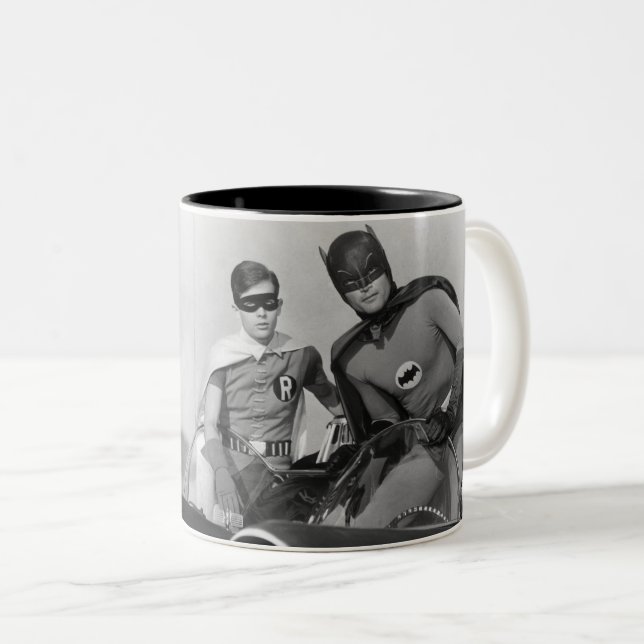 Taza Bicolor Robin y Batman Standing en Batmobile (Anverso derecho)