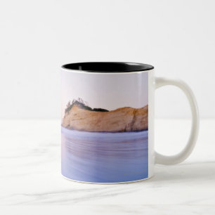 Taza Bicolor Roca del Haystack en las ondas azules borrosas