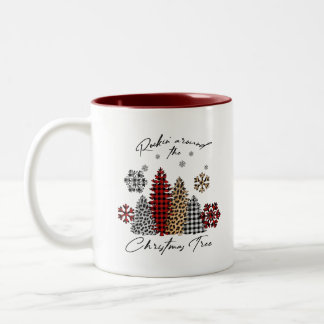 Taza Bicolor Rockin’ Christmas Mug – Plaid & Leopard Trees