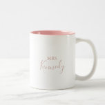 Taza Bicolor Rosa Oro Simple Minimalista Sra. Novia Nueva<br><div class="desc">Este rosa de oro simple mrs minimalista recién casada taza de café de dos tonos de novia es un regalo perfecto para que la novia o la novia sea un moderno baño de bodas. El diseño,  sencillo y elegante,  presenta una tipografía de escritura clásica y elegante en oro rosa.</div>