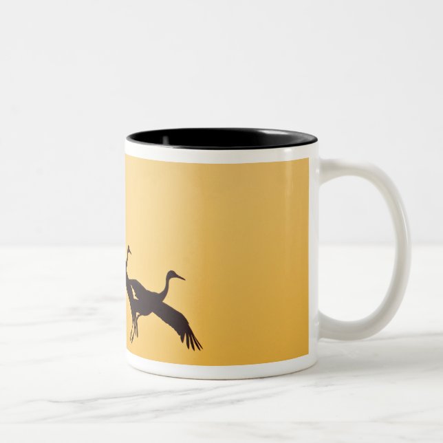 Taza Bicolor Sandhill Crane aterrizando al atardecer (Derecha)