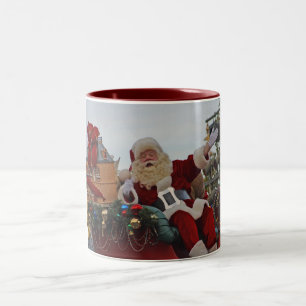 Taza Bicolor Santa sobre el desfile