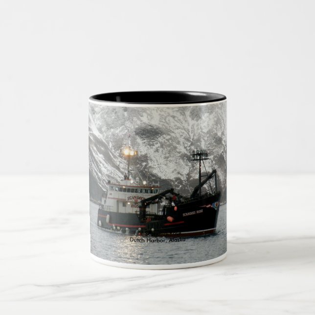 Taza Bicolor Scandies subió, barco del cangrejo en el puerto (Centro)