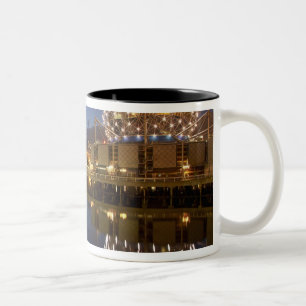 Taza Bicolor Science World y CBD reflejados en False Creek,