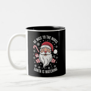 Taza Bicolor Sé Amable Con La Enfermera Santa Está Observando L