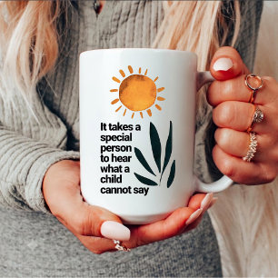 Taza Bicolor Se necesita una persona especial para escuchar lo