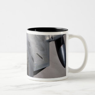 Taza Bicolor Se reaprovisiona de combustible un rapaz de la