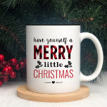 Taza Bicolor Se tocan búfalos rojos modernos con moras de Navid<br><div class="desc">Este tazón de café festivo presenta un diseño moderno de tipografía "Tómate unos alegres Navidades" con acentos de vegetación,  corazón y manto de búfalo. Elegante combinación de colores rojo y negro. ¡Compra nuestra tienda por más colores!</div>
