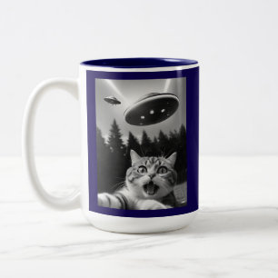 Taza Bicolor Selfie de gato divertida con drones de OVNI