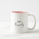 Taza Bicolor Sencilla Minimalista Sra. Newlyw Bride<br><div class="desc">Esta simple taza de café minimalista de la recién casada mrs es un regalo perfecto para la novia o la novia para una ducha de boda moderna. El diseño,  sencillo y elegante,  presenta una tipografía de escritura clásica y elegante en blanco y negro.</div>
