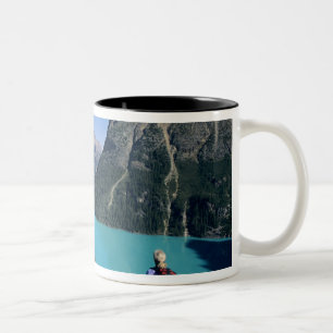 Taza Bicolor Senderista con vista al lago de color turquesa