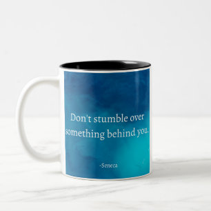 Taza Bicolor Seneca: Enfoque hacia adelante, no tropiezos en el