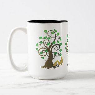 Taza Bicolor Sentado bajo el árbol