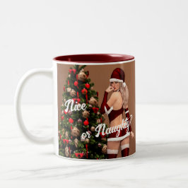 Taza Bicolor Sexy Santa Chica cerca del árbol de Navidad