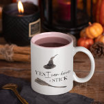 Taza Bicolor Sí, Puedo Manejar Un Palo Divertido | Feliz Hallow<br><div class="desc">Sí,  Puedo Manejar Un Palo Divertido | Feliz Halloween</div>