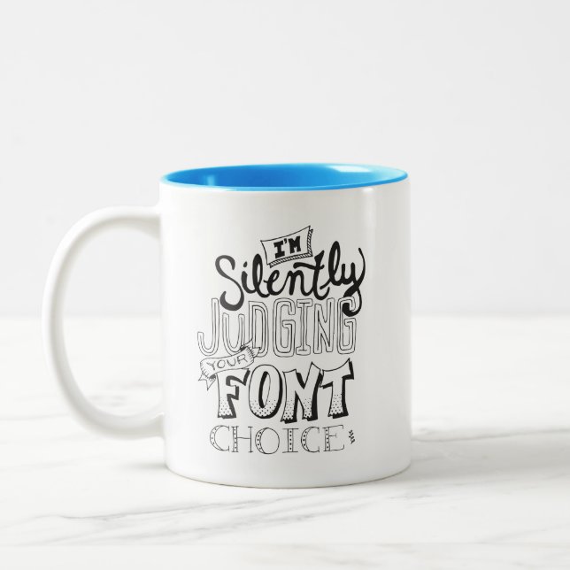 Taza Bicolor Silenciosamente estoy juzgando su fuente bien (Izquierda)