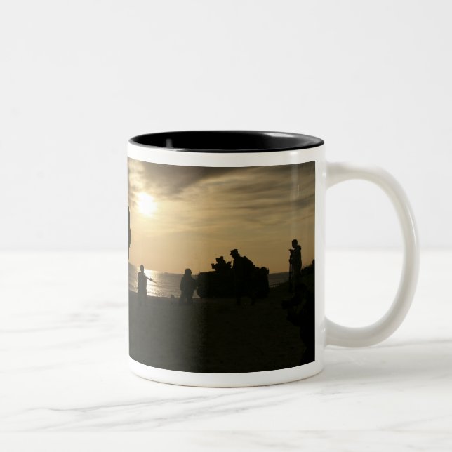 Taza Bicolor Silhouette de Marines (Derecha)