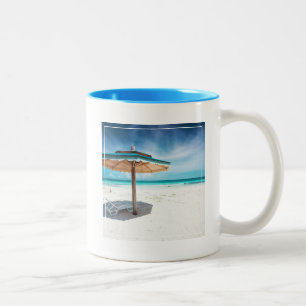 Taza Bicolor Silla de playa y playa de plata de las arenas del