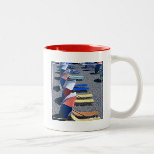 Taza Bicolor Sillas vacantes en la playa