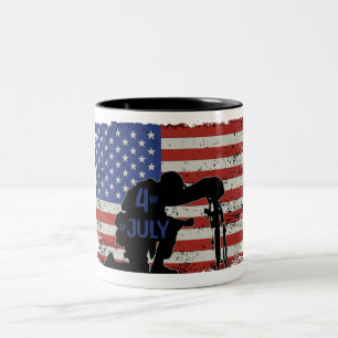Taza Bicolor Silueta de arrodillamiento de soldados y bandera e