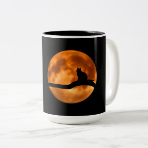 Taza Bicolor Silueta de un gato negro en un árbol