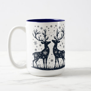 Taza Bicolor Siluetas de renos bajo la nieve de Navidad que cae
