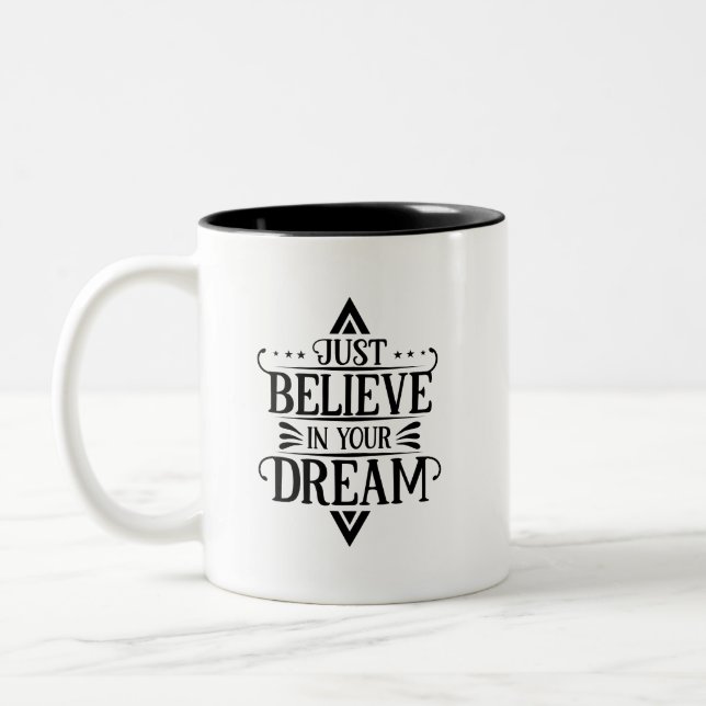 Taza Bicolor Simple Cree en tu sueño Bold Monocromo (Izquierda)