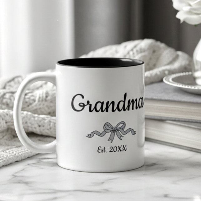 Taza Bicolor Simple Script Bow Grandma Est. Year (Subido por el creador)