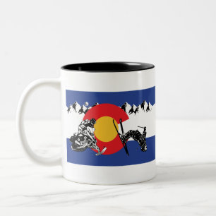 Taza Bicolor Snowmobile-and-skier-in-Colorado-Flag