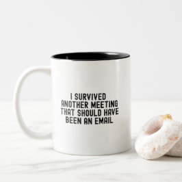 Taza Bicolor Sobreviví a otra reunión, un regalo divertido para