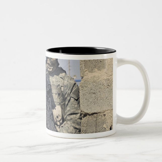 Taza Bicolor Soldado armado con un MK-48 (Derecha)