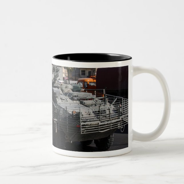 Taza Bicolor soldados patrullando (Derecha)