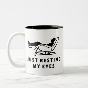 Taza Bicolor Sólo estoy descansando mis ojos Chiste de papá div