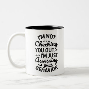 Taza Bicolor Solo estoy evaluando tu comportamiento