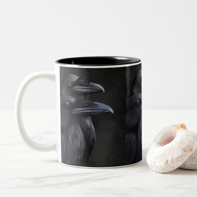 Taza Bicolor Sombras de Raven: Dúo místico en Noir (Con donut)