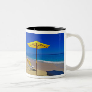 Taza Bicolor Sombrilla de playa amarilla y sillas en impecable