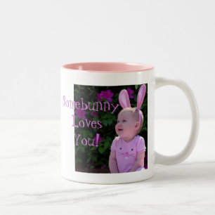 Taza Bicolor ¡Somebunny le ama!