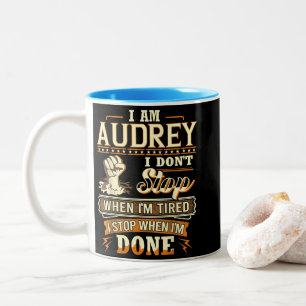Taza Bicolor Soy Audrey. No me detengo cuando estoy cansada