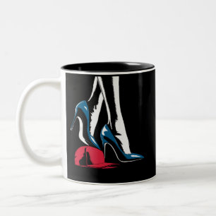 Taza Bicolor Tacones de Kamala Harris pisando sombrero Maga