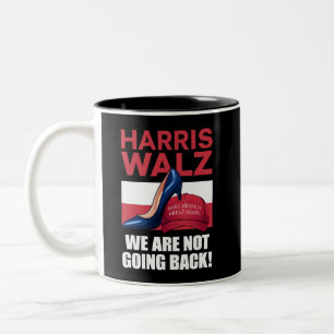 Taza Bicolor Tacones de Kamala Harris pisando sombrero rojo MAG
