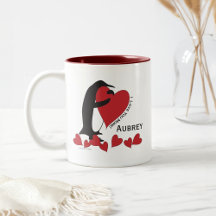 ¡Te amo más! Cute Penguin y corazón rojo