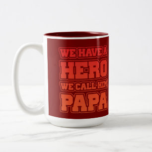Taza Bicolor Tenemos un héroe al que llamamos Papá Tipografía m