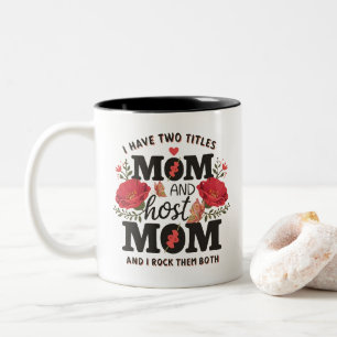 Taza Bicolor Tengo Dos Títulos Mamá Y Mamá Anfitriona Y Me Enca