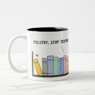 Taza Bicolor Textos en la estantería negra
