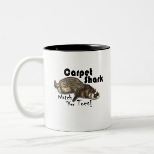 Taza Bicolor Tiburón de alfombras, ¡mira los dedos de las manos