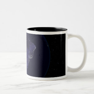 Taza Bicolor Tierra llena en la noche que muestra las luces 6