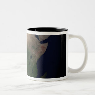 Taza Bicolor Tierra llena que muestra África, Europa, y el Ea