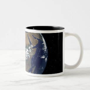 Taza Bicolor Tierra llena que muestra África y Europa